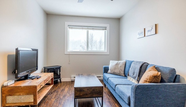 Modern 1 Bed Suite - Fireplace - Great location