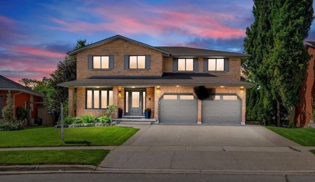 Modern 1 bedroom 1 full bathroom walk out unit Near Fairview mall & Airport