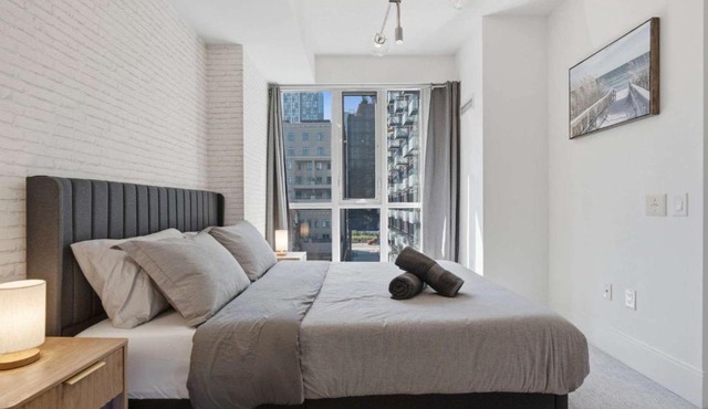 Modern 1BR - Walk to CN Tower - Sleeps 4