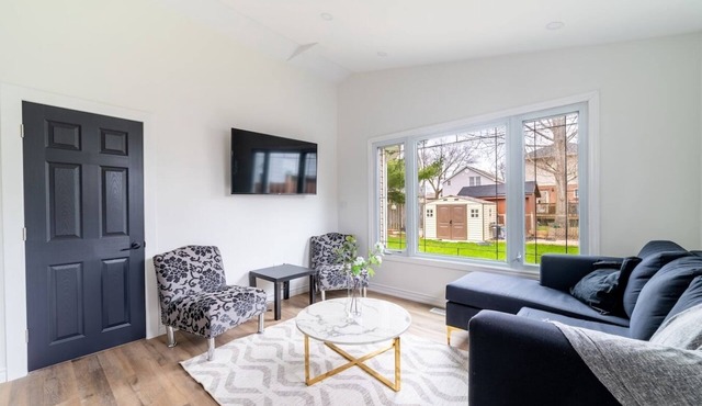 Modern 2 Bdrm Home/Apt 20 mins to falls