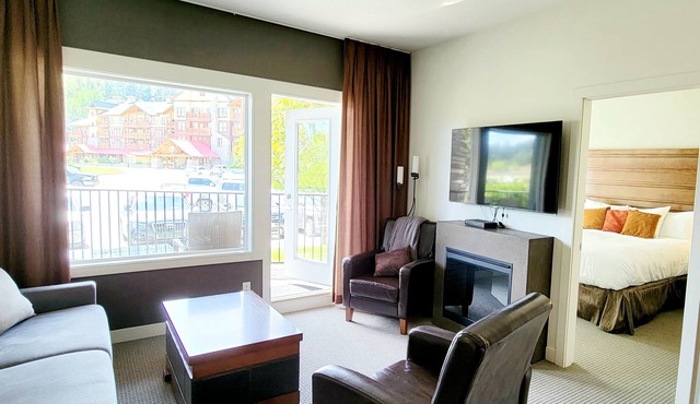 ✫ Modern 2 bed 2 bath condo w/pool & hot tub at the base of ski hill