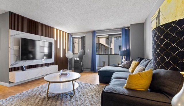 Modern 2 bedroom next to Stampede, 17th w Parking