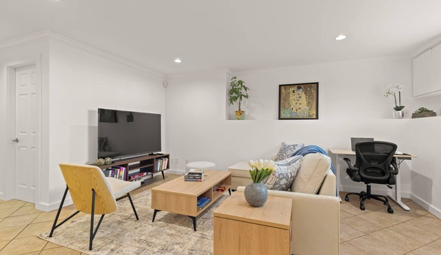 Modern 2BR near UBC, 10 min to downtown, sleeps 6 with parking