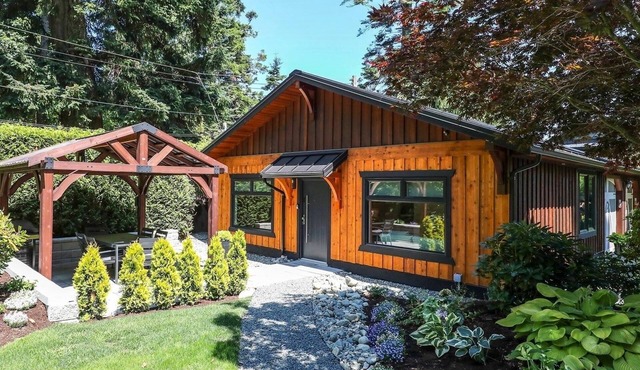 Modern 2BR oceanfront apartment for sun, ski or mountain biking!