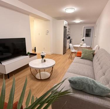 Modern 2BR Suite, Wifi, Workstation and Comfy Beds