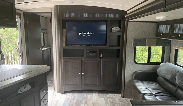 Modern 30' Trailer, 2 Baths, 2 Bedrooms, Riverside, 4 min Walk to Beach