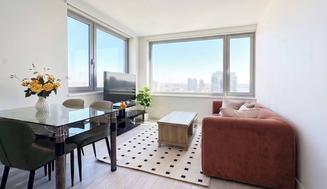 Modern 3br 2bt apartment 5 minute to Joyce SkyTrain & Street parking available
