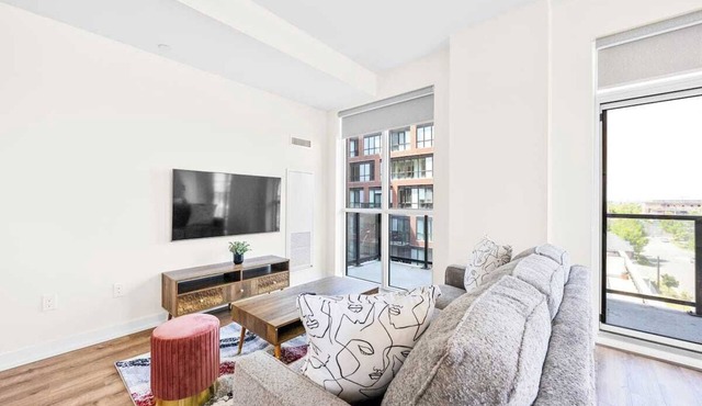 Modern 3BR+Den Balcony Near High Park