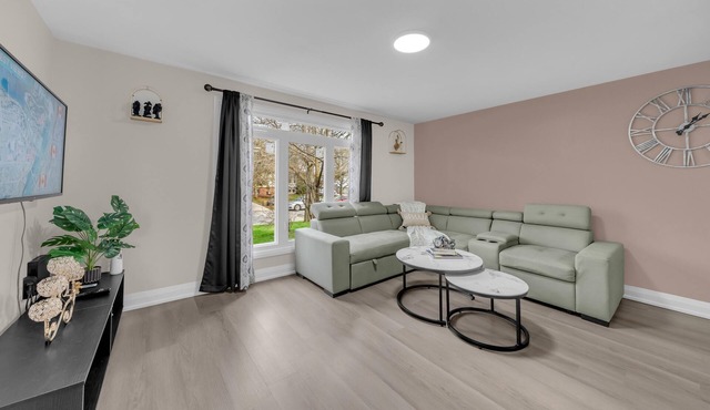 Modern 3BR Retreat with Pool | 15 Mins Away From Niagara Falls and Attractions