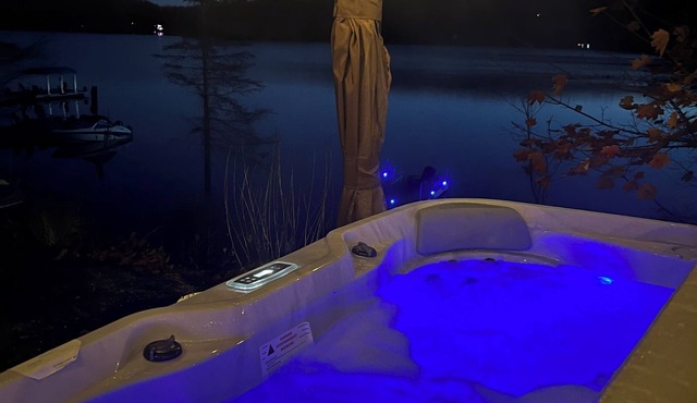 Modern 4BR Lakefront Cottage w/Hot Tub & Dock