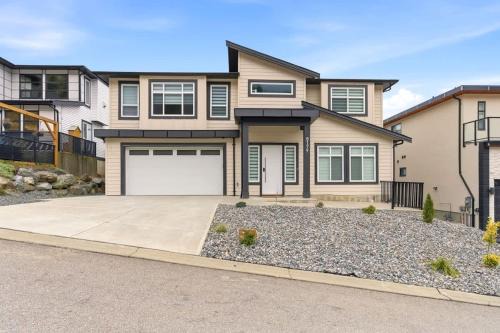 Modern 4BR Suite with Mountain Views