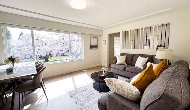 Modern 5BR Oasis | Near Skytrain Airport and Shops