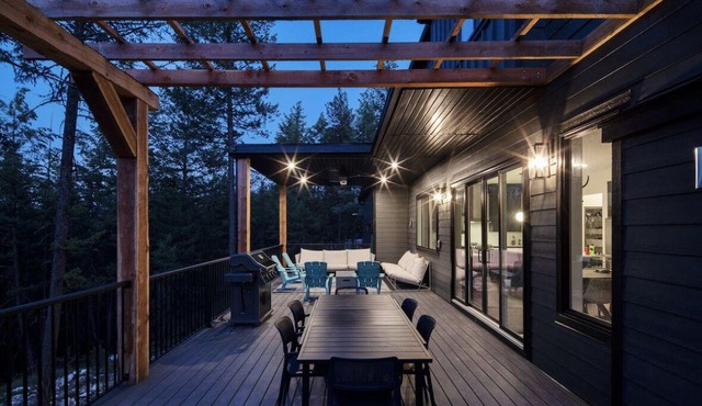 Modern, 7 bedroom all-season cabin on Lake Koocanusa
