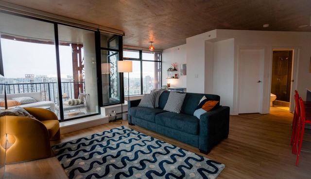 Modern and Spacious Apartment with an amazing view in Gastown. 2 Bedroom 2 Bath