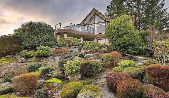 Modern and spacious hilltop suite close to all amenities.