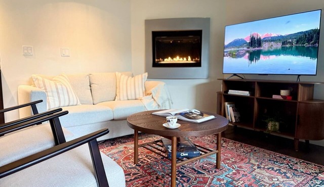 Modern and Tranquil Gem, Close to Downtown, Cruise Terminal, Beach and Ski Hills