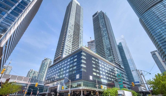 Modern Apartment in the heart of Downtown Toronto (1Bed+Office/1Bath)