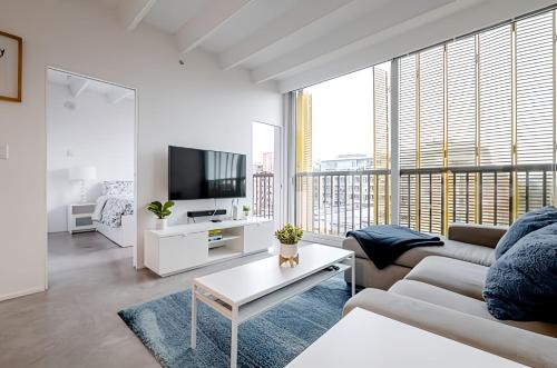 Modern, Bright & Central 1-Bed Downtown Apt close to Rogers Arena