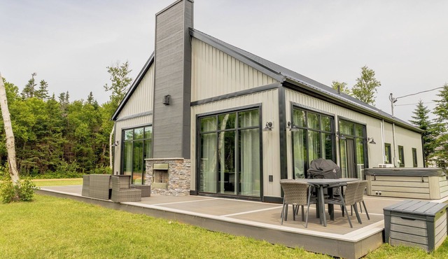 Modern Chalet w/Hot Tub minutes to Cavendish - Seawood Haven