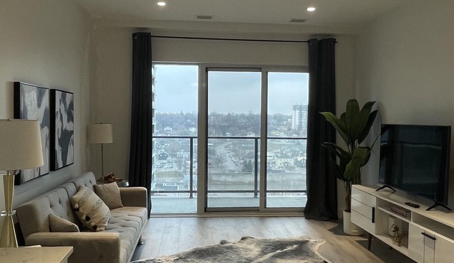 Modern Condo in Downtown Cambridge- monthly options .