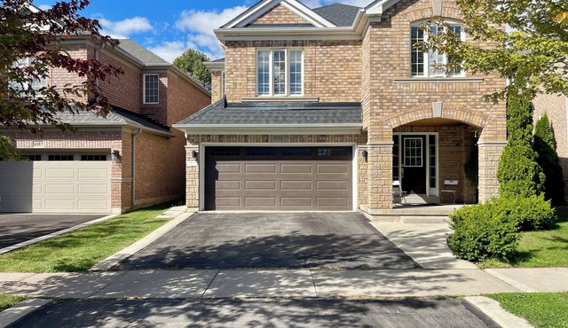 Modern Cozy Basement Apartment with parking. 5 min to 401/GO Station