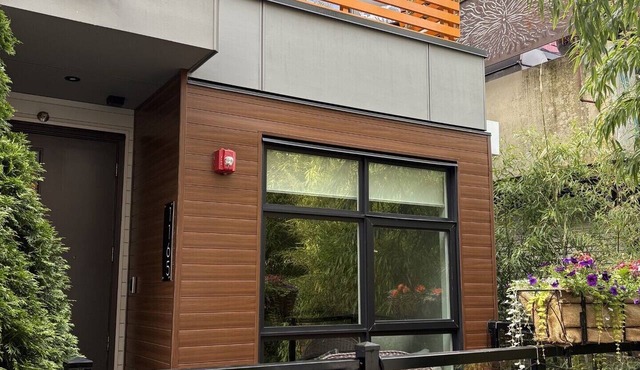 Modern home 2 blocks from "the Drive", one of the coolest streets in the world!
