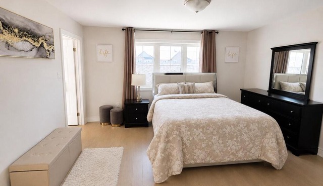 Modern Home w Private Yard and Master Suite