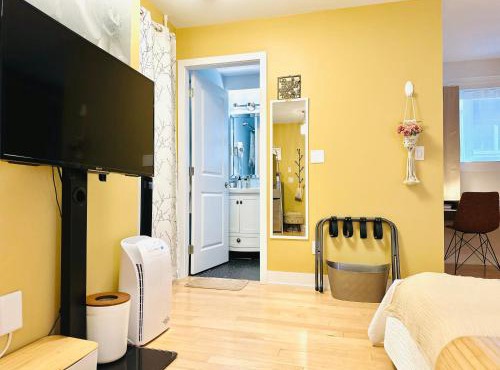 Modern King Studio - 10 mins to Downtown - Free Parking & Pet Friendly
