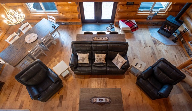 Modern Log Cabin Retreat! Perfect for nature getaways in the French River.