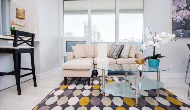 Modern Luxury 2 Bedroom Condo Steps from TTC