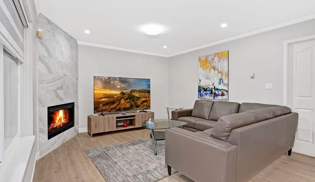 Modern luxury! 3 queen 2 king. A/C