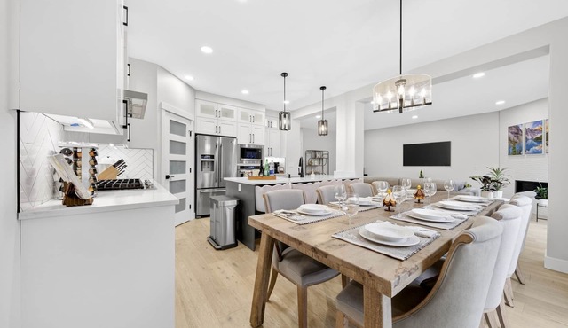 Modern Luxury 6BR Home Sleeps12 12 mins Airport