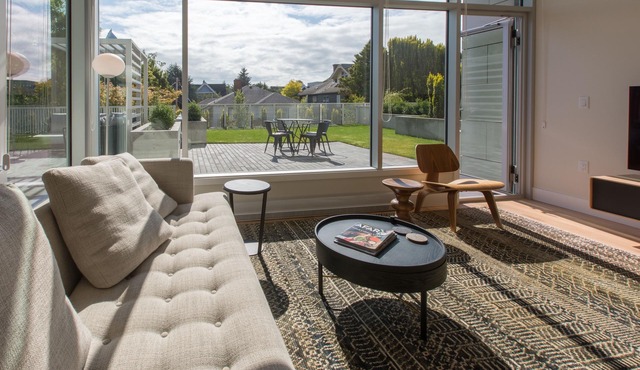 Modern Luxury on Beacon Hill Park by Victoria Prime!
