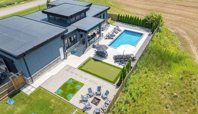 Modern Luxury Retreat | Heated Pool, Theatre & Putting Green