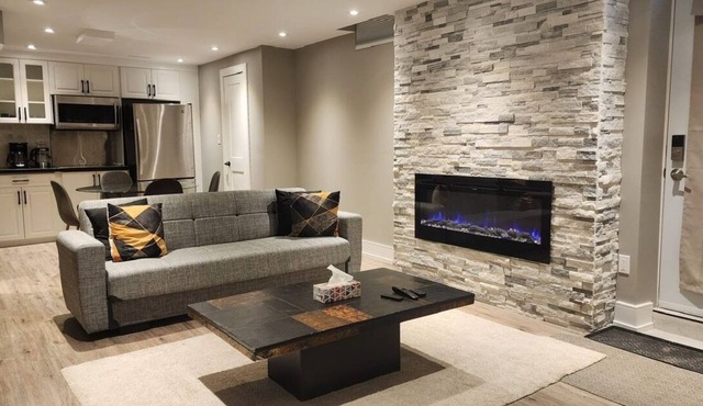Modern Pvt 1 BDR Suite | Sleeps 4 | Pvt Entry | Near GO station | Free Parking