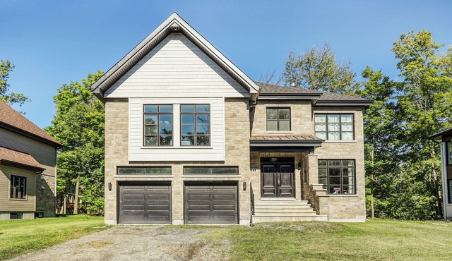 Modern retreat. Immersed in nature close to city