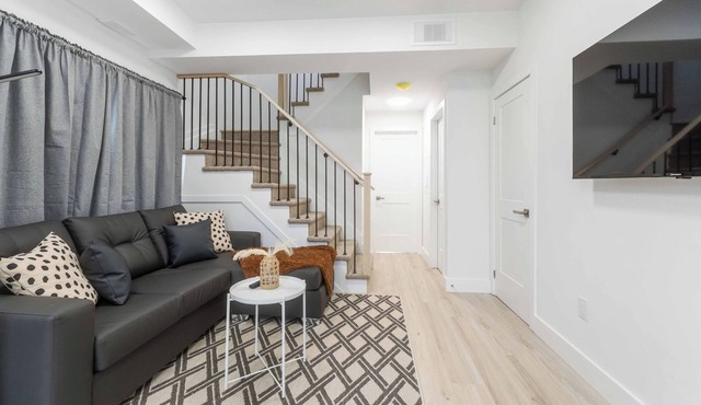 Modern/Spacious 2-story 2-bedrm. Free on-site parking. Near all things Niagara!