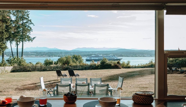 Modern, stylish, 3-bdr home, large spaces with stunning ocean & mountain views