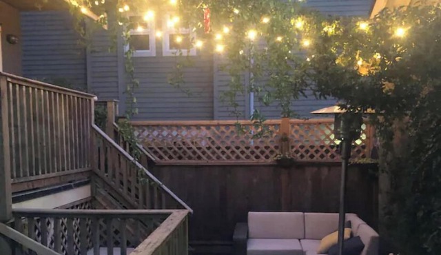 Modern townhome sleeps 6 with backyard, 10 min from downtown in desirable area