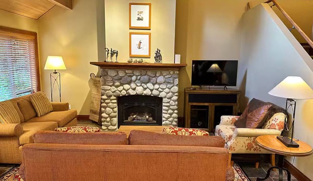 Montebello 3 bedroom chalet, private hot tub