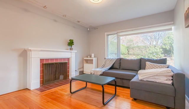 [Monthly 30% OFF] Classic Luxury 3 BDR 2 BATH with Bidet House Near UBC Campus