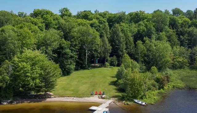 Moon River Cottage Sanctuary With Private Beach in Bala!