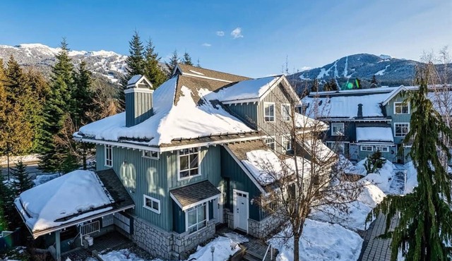 Mountain Escape w/Amazing Views | 2 bdr/2bath | free parking | Perfect Location
