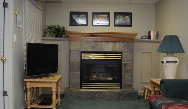 Mountain Side Ski-in Cabin w/Private Hot Tub - 5 Min. Walk to Chairlift