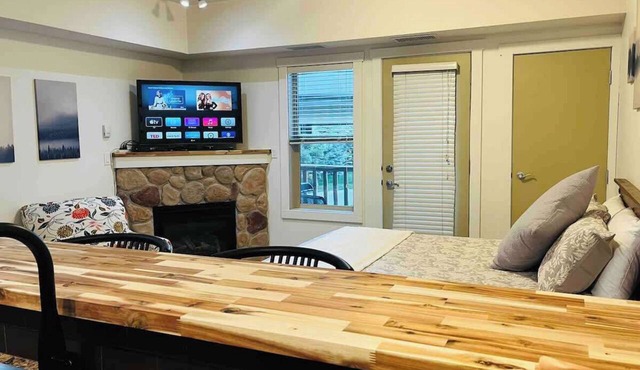 Mountain View Studio with Deck, BBQ & Pool
