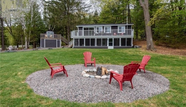 Muskoka lakefront,private sand beach ,cosy-family cottage