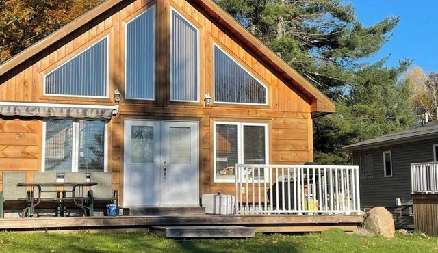 Muskoka Lakefront 3-bdrm Chalet #90