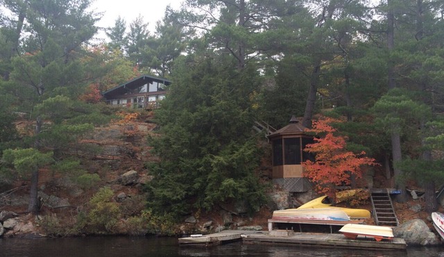 Muskoka lakefront island cottage suitable for large families