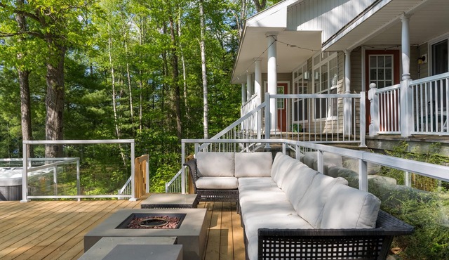 Muskoka Waterfront Cottage w/Hot Tub, Wi-Fi & AC (Pet-Friendly!)