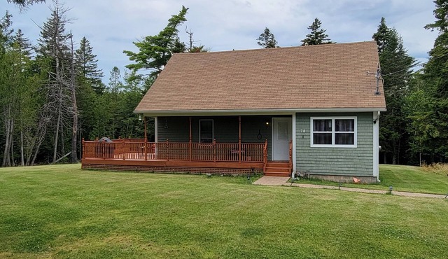 Naini's Rental, 4 bedrooms, located on Deer Island, N.B. 5 mins from the water.
